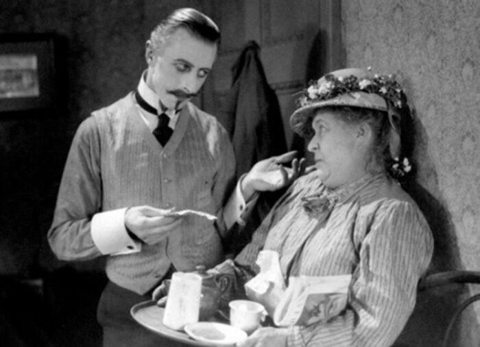 Alfred-Hitchcock-Number-13-700x507 Alfred Hitchcock’un Gizemli Cameo Rolleri