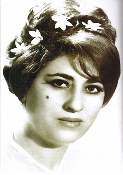824296-1223714493-493x700 Ayşe Şan Kimdir? Kürt Müziğinin Divasının Hayatı ve Eserleri